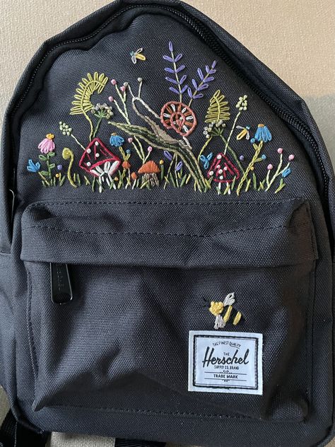 Backpack Embroidery Ideas Jansport, Backpack Painting Ideas, Black School Bags, Bag Embroidery, Grey Backpacks, Bullet Journal Notebook, Sewing Embroidery Designs, Cute Animal Photos, Outfit Goals