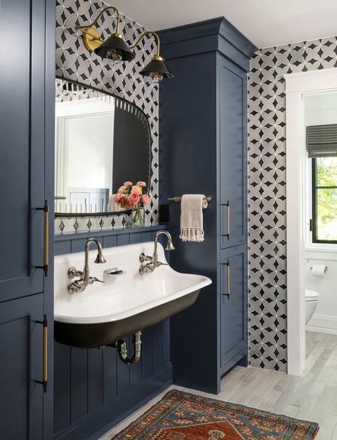 These Vintage Bathroom Ideas Are Gorgeous and Timeless Bathroom Design Vintage, Maximalist Bathroom, Vintage Bathroom Ideas, Ceiling Trim, Best Bathroom Vanities, Eclectic Bathroom, Bathroom Color Schemes, Creative Bathroom, Light Grey Walls