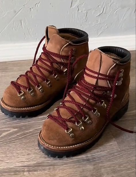 Aesthetic Hiking Boots, Hiking Boot Aesthetic, Vintage High-top Hiking Boots, Vintage Hiking Boots, Trek Aesthetic, Vintage Brown Adventure Boots, Vintage Hiking, Boots Men Outfit, Male Style