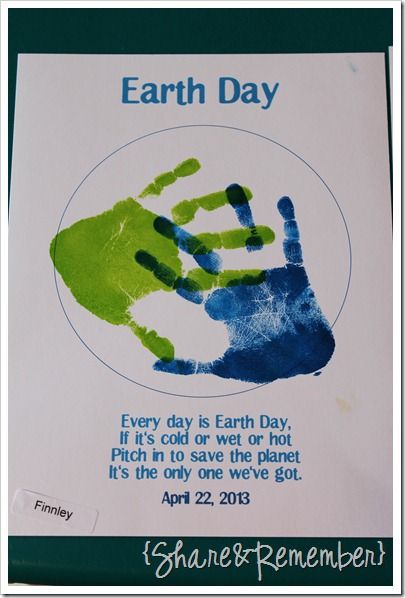 Handprint Earth & Promise/Chant (from Share & Remember) Handprint Earth, April Preschool, Earth Week, Earth Day Projects, Preschool Projects, Earth Day Crafts, Earth Day Activities, Spring Preschool, Happy Earth Day