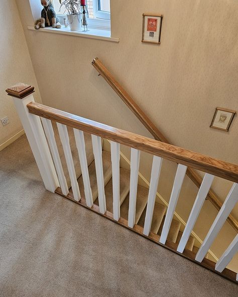 Neat and clean finish. New landing balustrade with a combination of oak and white. Nice job to finish the week with 👌🏼 Enjoy your weekend everyone 👍🏼 #staircasebanisters Oak Bannister, Stair Bannister Ideas, Staircase Banister Ideas, White Banister, Wooden Staircase Railing, Oak Banister, Landing Stairs, Top Of Stairs, Stair Banister