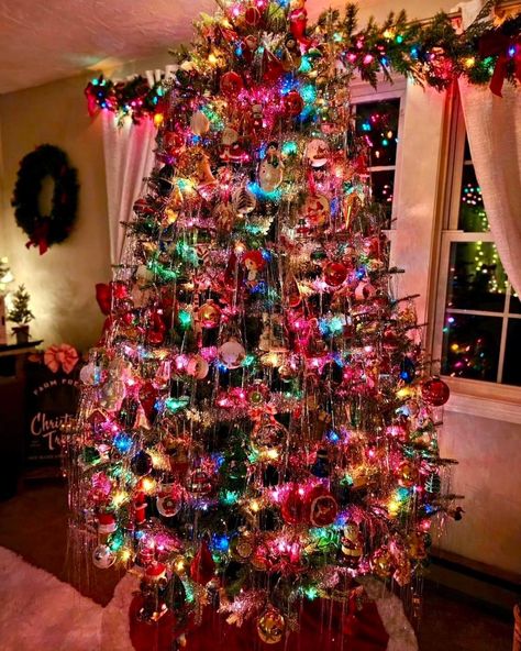 Colorful Christmas Lights Aesthetic, Christmas Tree Nostalgic, Coloured Lights Christmas Tree, Tacky Christmas Aesthetic, Colourful Christmas Aesthetic, Christmas Tree Colorful Lights, Multicolor Lights Christmas Tree, 90s Christmas Decor, Tacky Christmas Tree