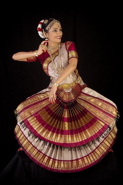 Bharatanatyam Costume, Bharatanatyam Dancer, Indian Classical Dancer, Bharatanatyam Poses, Dance Of India, Dance Stage, Indian Classical Dance, Traditional Dance, Indian Dance