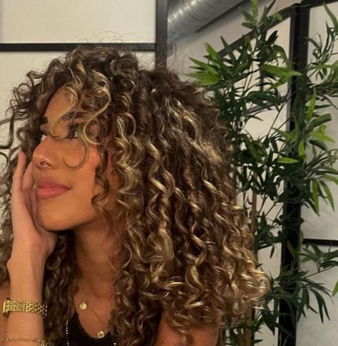 Thick Blonde Highlights Curly Hair, Short Curly Hair With Blonde Highlights, Brown With Blonde Money Pieces Curly Hair, Halo Highlights Curly Hair, 2000s Chunky Highlights Curly Hair, Chunky Blonde Highlights Curly Hair, Pintura Highlights Curly Blonde, Fantastic Hairstyles, Curly Highlights