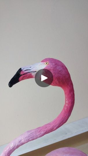 Flamingo Paper Mache, Paper Mache Ideas Decoration, Flamingo Diy Crafts, Paper Mache Ideas Creative, Diy Flamingo Decor, Pape Mashe, Paper Mache Projects Ideas, Papier Mache Art Ideas, Pink Flamingo Craft