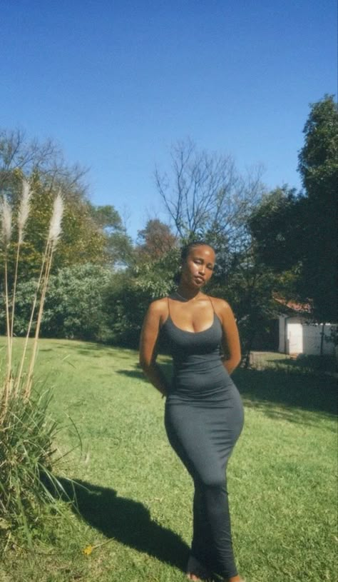 25 Inch Waist, Sundress Outfit Baddie, Hourglass Figure Reference, Tight Dress Poses, Styling Bodycon Dress, Black Tight Dress Outfit, Black Tight Prom Dress, Hourglass Body Shape Models, Tight Dress Outfit Baddie