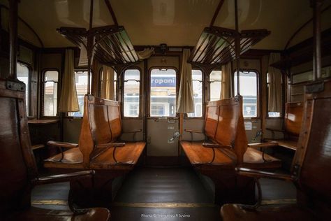 Train Cabin, Train Inside, Traveling By Train, Train Wallpaper, Train Projects, Europe Train, Italy Magazine, Nurses Station, Italian Landscape