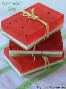 Watermelon Soap, Savon Diy, Hadiah Diy, Săpunuri Handmade, Fall Sports, Homemade Soap Recipes, Best Soap, Homemade Soap, Homemade Bath Products