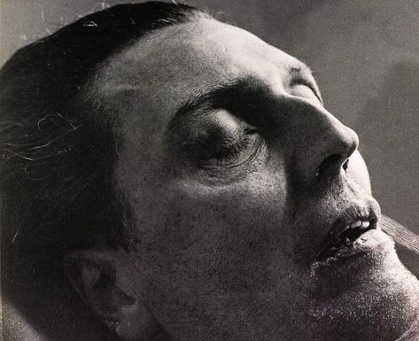 Composer Alban Berg on his deathbed, Vienna, 1935, by Trude Fleischmann. Alban Berg, Poetry Art, Music Pictures, Post Mortem, Music Theater, Famous Authors, Composers, Female Photographers, Historical Pictures