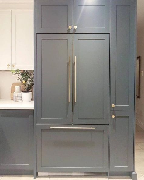 Panel Ready Fridge, Navy Blue Cabinets, Ready Made Kitchen Cabinets, Panel Ready Refrigerator, Grey Blue Kitchen, Navy Kitchen, Blue Kitchen Cabinets, Cabinet Kitchen, Blue Cabinets