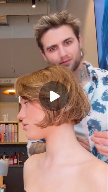 Diy French Bob Haircut, French Bob Side Part, Boyfriend Bob Haircut, French Bob No Bangs, Micro Bob Haircut, Bob Back View, Really Short Bob, Vidal Sassoon Haircut, Short French Bob