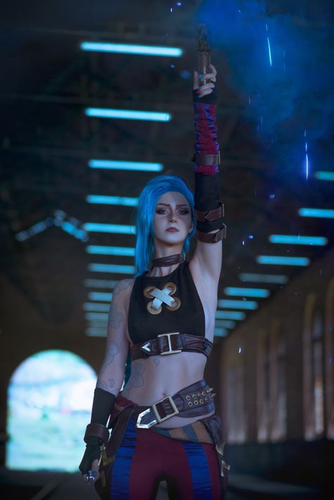 Jinx Shooting Pose, Cyberpunk Costume, Cosplay League Of Legends, Jinx Cosplay, Arcane Jinx, Jinx Arcane, Sally Face Game, Female Character Inspiration, Beautiful Curly Hair