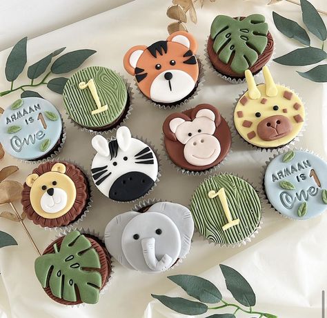 Cupcakes Safari, Safari Theme Birthday Party, Safari Birthday Party Decorations, Boys 1st Birthday Cake, Baby First Birthday Themes, Animal Birthday Cakes, Wild Birthday Party, Baby First Birthday Cake, Idee Babyshower