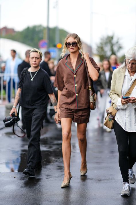 Street Style - Day 4 - Milan Fashion Week - Womenswear Spring/Summer 2024 Italian Summer Outfits, Fashion Trend Forecast, Milan Street Style, Street Snap, Milan Fashion Weeks, The Best Street Style, Bag Charms, Street Style Summer, Best Street Style