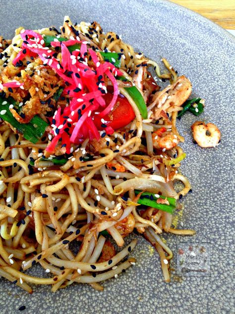 Salty, sweet with a hint of ginger and sesame this Yaki Soba from Wagamama is sure to please your cravings for Asian flavors! Wagamama Recipe, Soba Recipe, Yakisoba Recipe, Yaki Soba, Homemade Noodles, Asian Dishes, Veggie Recipes, Manila, Asian Recipes