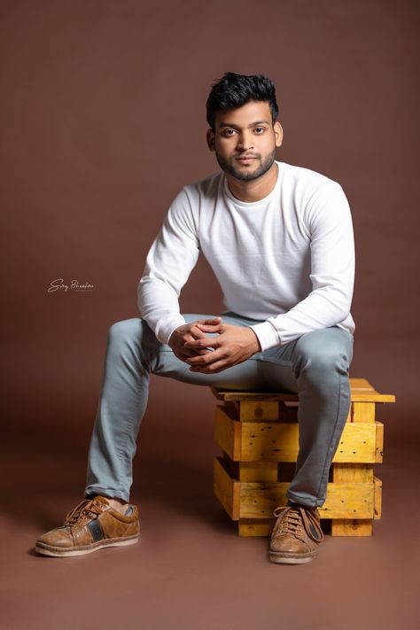 Casual Model Poses Men, Indoor Photoshoot Men, Bollywood Men, Indoor Photoshoot, Men Fashion Photoshoot, Headshot Poses, Beach Background Images, Indoor Photography, Dress Suits For Men