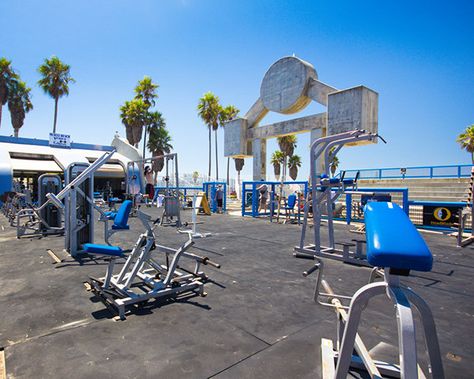 Muscle Beach Santa Monica Los Angeles, Venice Beach California, Beach Gym, Muscle Beach, Beach Workouts, Vacation Activities, Outdoor Gym, Coastal Cities, Backyard Inspo