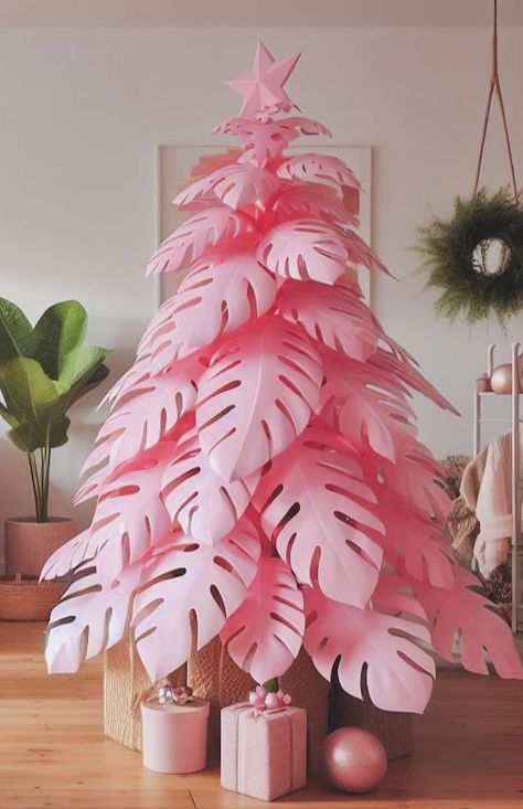 Tropical Theme Christmas Tree, Hibiscus Christmas Tree, Tropical Christmas Garland, Christmas In Paradise Theme, Palm Tree Christmas Trees, Diy Palm Tree Decorations, Retail Christmas Display Ideas, Tropical Christmas Party, Tropical Christmas Tree