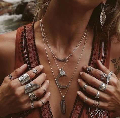 Hippie Accessories Jewellery, Hippie Piercings, Hippie Jewelry Aesthetic, Coachella Jewelry, Hippy Fashion, Ethno Style, Estilo Hippy, Hippie Rings, Mode Hippie