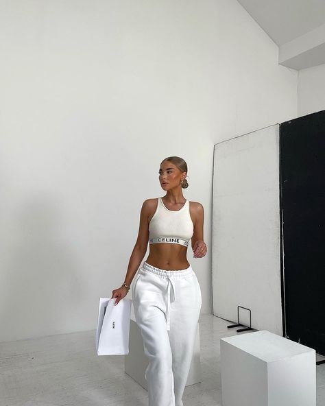 Jess Hunt on Instagram: “Not long until you guys see this next @refybeauty collection. Any guesses!?” Celine Crop Top, Minimalist Lightroom Presets, Influencer Filter, Natural Preset, Bun Outfit, White Tops Outfit, Jess Hunt, Top Aesthetic, Fashion Dream Job