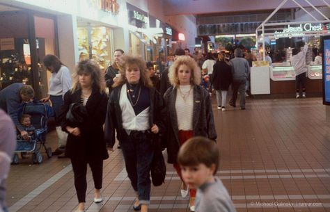 80s Mall photos - Imgur Pictures From The 80s, Vintage Mall, Mall Stores, 90s Memories, Mall Of America, Shopping Malls, Shopping Center, Up Girl, 80s Fashion