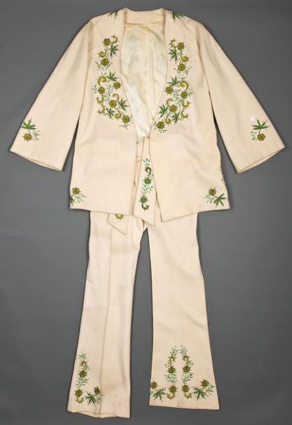 If I had a million dollars I would wear this Nudie suit to the Old 97's show. Nudie Suit, 70s Suit, Pot Leaves, Fancy Fits, Richard Quinn, Music Is, Blazer Buttons, Fall Looks, Upcycle Clothes