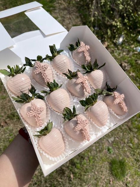 Confirmation Desserts, Boho Bautizo, First Communion Treats Dessert Tables, Conformation Party Idea, First Communion Strawberries, White Strawberries, Baptism Chocolate Covered Strawberries, Conformation Ideas, Baptism Treat Table