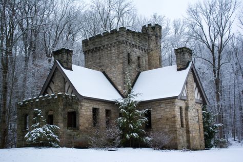 6 Best Castles In Cleveland Loveland Castle, Small Castles, Castle Home, Chateau Medieval, Castle Hotel, Castle House, Unique Architecture, Beautiful Castles, Old Stone