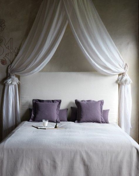 In camera da letto, il finto baldacchino è una vera tendenza shabby chic!  Il finto baldacchino è più presente che in passato negli esempi virtuosi di arredamento shabby. La tenda diventa una semplice decorazione che pende dal soffitto, ma all’occorrenza può essere un accessorio che dà grande intimità al vostro sonno. Sono sempre più numerosi i finti baldacchini o quelli di piccole dimensioni sopra la testata del letto, e, devo riconoscere, sono molto coreografici pur non avendo grandi ingombri. Curtain Over Bed, Classic Bedroom Decor, Canopy Bed Diy, Minimalist Sofa, Bedroom Decor For Couples, Dreams Beds, Elegant Bedroom, Bedroom Headboard, Bed Wall