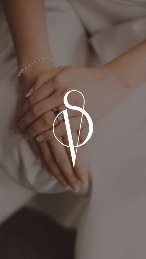 Creative Logo Design Luxury Jewelry Store, Jewelry Logo Design, Salon Logo Design, Wedding Logo Monogram, Cosmetic Logo, Fashion Logo Branding, Logo Branding Design, Luxury Logo Design, Luxury Cosmetics