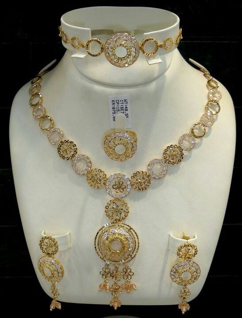 Jewellery from Saudi Arabia Saudi Arabia Gold Jewelry, Saudi Gold Jewellery Design, Saudi Design, Heavy Jewellery, Fashion Jewelry Necklaces Gold, Dubai Gold Jewelry, Bridal Jewellery Inspiration, Ruby And Diamond Necklace, Saudi Gold