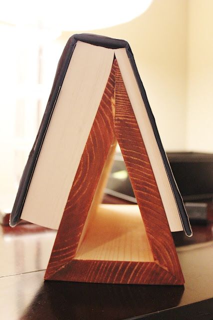 DIY Tutorial: Book Stand for Fathers Day Gift Diy Book Stand, Book Rest, Homemade Books, Reading Space, Woodworking Bed, Wood Shop Projects, Book Holder, Book Stand, Diy Holz