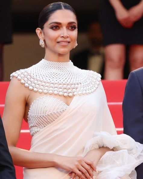 Deepika Padukone Fan ❀ on Instagram: “• RANI SA 👑🧿😍 • Following @deepikapadukone and @deepikapadukonefrance 🥰 @deepikapadukone #deepikapadukone #deepikapadukonehot…” Pearl Cape, Costume Capes, Bridal Sari, Deepika Padukone Style, Hot Leggings, Mangalsutra Designs, Dress Indian Style, Fashion Hub, Traditional Fashion