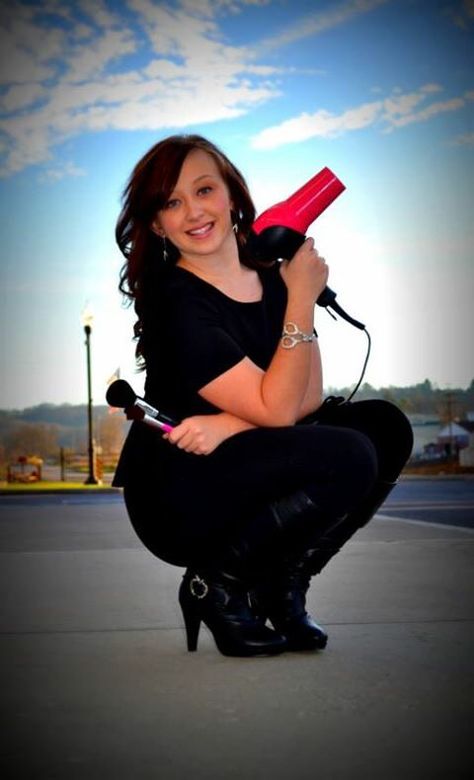 Cosmetology senior picture Cosmetology School Outfits, Cosmetology Graduation, Girl Graduation Party, Graduation Pic Ideas, College Senior Pictures, Cute Photo Poses, College Graduation Cap Decoration, Graduation Picture Poses, Graduation Portraits