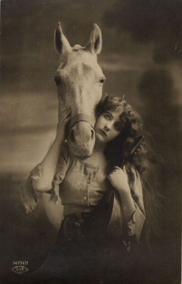 Postal Vintage, Portrait Vintage, Old Photography, Vintage Cowgirl, Photos Vintage, Vintage Horse, Photo Vintage, Horse Photos, Vintage Portraits