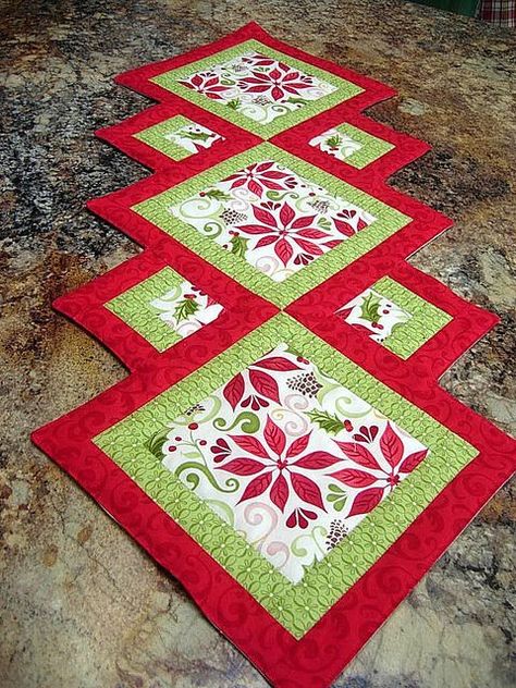 Missouri Quilt, Table Runner Christmas, Hantverk Diy, Quilted Placemats, Patchwork Table Runner, Christmas Patchwork, Quilted Table Runners Patterns, Place Mats Quilted, Quilted Table Toppers