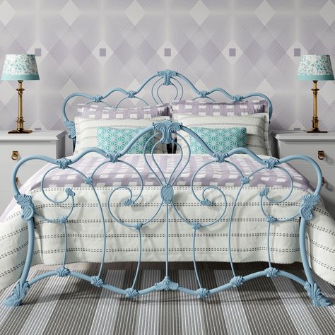 How to paint a metal bed frame? - The Original Bed Co Blog Metal Bed Frame Decor Ideas, Repaint Metal Bed Frame, Diy Painted Bed Frame, Paint Metal Bed Frame, Refurbished Bed Frame, Painted Iron Beds, Painted Bed Frames, Upcycle Frames, Chalk Paint Techniques