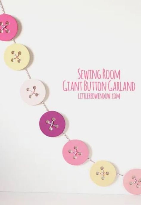 Button Garland, Diy Button Crafts, Garland Tutorial, Eyeglass Necklace, Sewing Room Decor, Sukkot, Diy Buttons, Sewing Rooms, Sewing Party