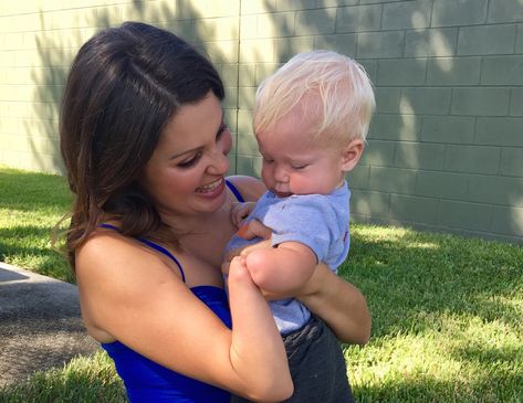 A woman and a toddler from Florida, both of whom have limb differences, shared a heartwarming bonding moment. Video of the special meeting is going viral. Limb Difference, The Wailing, Get Rid Of Ants, Stop Crying, Going Viral, Viral Video, Ants, Viral Videos, Florida