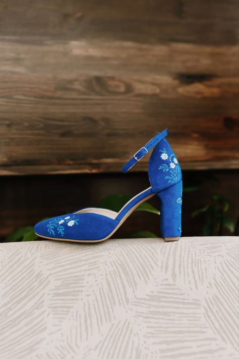 Make a statement on your special day with our Royal Blue Bridal Sandals 'Jasmine'. Handcrafted from soft electric blue suede, these stunning shoes feature elegant handmade embroidery, customizable to suit your style. With a comfortable 9 cm block heel and a stylish V-notched vamp, these wedding sandals are the perfect blend of elegance and comfort. Step into your "Something Blue" moment with confidence! #BridalSandals #RoyalBlueShoes #HandmadeEmbroidery #WeddingDayElegance #SomethingBlue Blue Bride Shoes, Indian Sandals, Blue Bridal Shoes, Cozy Winter Boots, Elegant Wedding Shoes, Royal Blue Shoes, Blue Bride, Something Blue Bridal, Embroidery Wedding