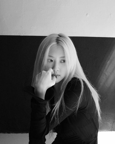 Rosé Ysl, Rosé Elle, Rosé Ig, Rosé Instagram Update, Instagram Roses, Rosé Black And White, Bp Rosé, จีซอง Nct, Rosé Instagram