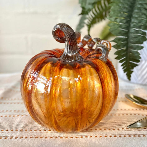 The leaves are changing and so if the household decor. Get this adorable and the perfect touch of fall to add to your decor. 🎃 Glassblowing Studio, Pumpkin Ornament, Pumpkin Gift, Harvest Pumpkin, Gold Pumpkins, Autumn Display, Green Pumpkin, Glass Sculptures, Glass Pumpkins