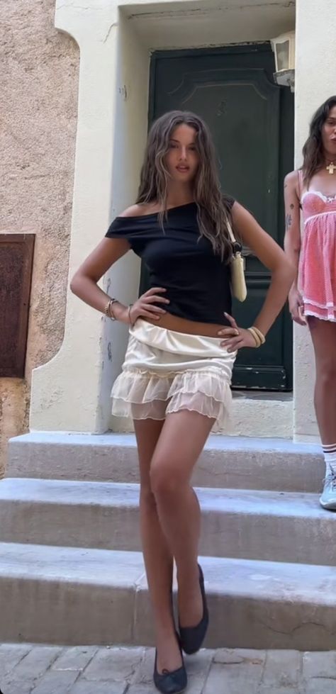 Going Out In Europe Outfits, French Going Out Outfit, Copenhagen Going Out Style, European Going Out Outfit, Europe Clubbing Outfit, Skirt Aesthetic, European Summer Outfits, Europe Outfits, Miniskirt Outfits