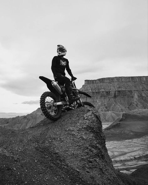 Motocross Aesthetic, Motocross Photography, Bikes Black, Moto Wallpapers, Mountain Biking Photography, Tmax Yamaha, Biker Photography, Boy Photo Shoot, Tupac Pictures