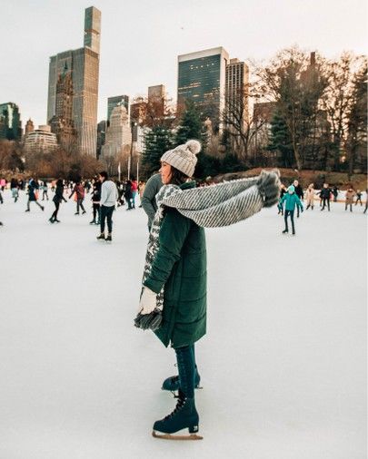 Nyc Ice Skating Outfit, Outdoor Skating Outfit Winter, Outdoor Ice Skating Outfit, Nyc Ice Skating, Ice Skating In New York, Skating In New York, Nyc Life Aesthetic, Pretty In The Pines, Winter Skating