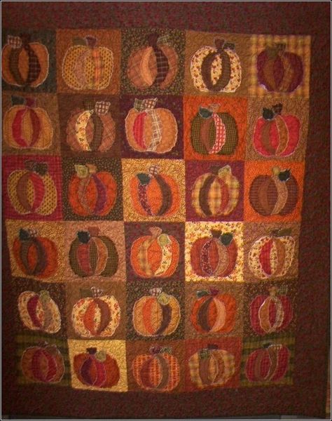 Pumpkin quilt Pumpkin Quilt Block Free Pattern, Pumpkin Quilt Block, Quilt Block Free Pattern, Pumpkin Quilts, Pumpkin Quilt, Quilt Halloween, Autumn Quilts, Themed Quilts, Pumpkin Applique