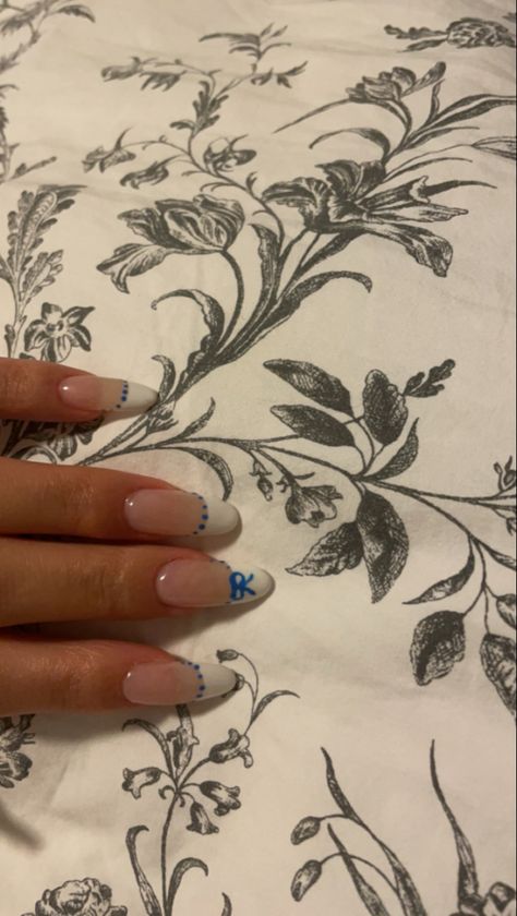 Blue Nails White Dots, White And Navy Nails, Blueberry Nail Art, White And Dark Blue Nails, White And Navy Blue Nails, Blue Bow Nails, Dark Blue And White Nails, Blueberry Milk Nails, Blueberry Nails