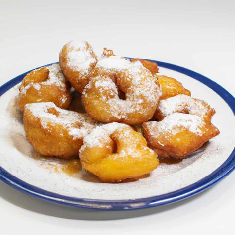 Dutch Apple Fritters / Appelbeignets Traditional Dutch Recipes, Apple Fritters Recipe, Dutch Cuisine, Dutch Apple, Fritters Recipe, Apple Pancakes, Apple Dip, Fritter Recipes, Apple Fritters