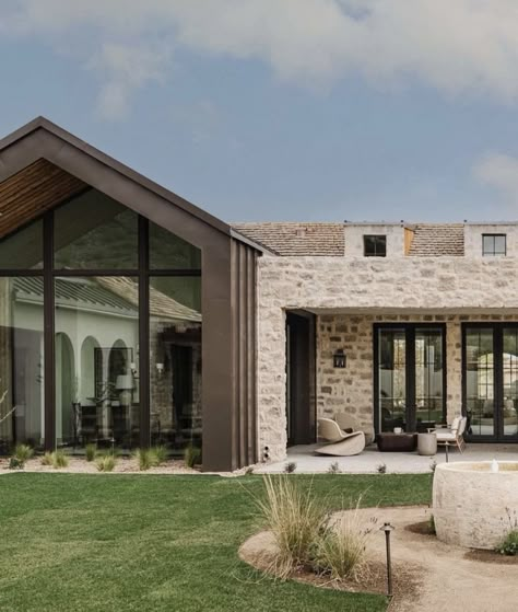 Limestone Ranch House, Organic Modern Home Exterior, Lakehouse Exteriors, Modern Texas Home, Mediterranean Farmhouse Exterior, Swimming Pool Trends, Limestone House, Modern Nest, Modern Barn House