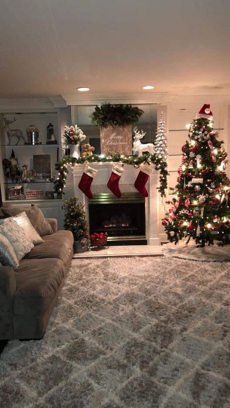 Tiny Home Christmas Decor, Winter Decorating Ideas, Holiday Room Decor, Cute Christmas Ideas, Pretty Christmas Decorations, Christmas Dreaming, Holiday Room, Winter Decorating, Christmas Apartment